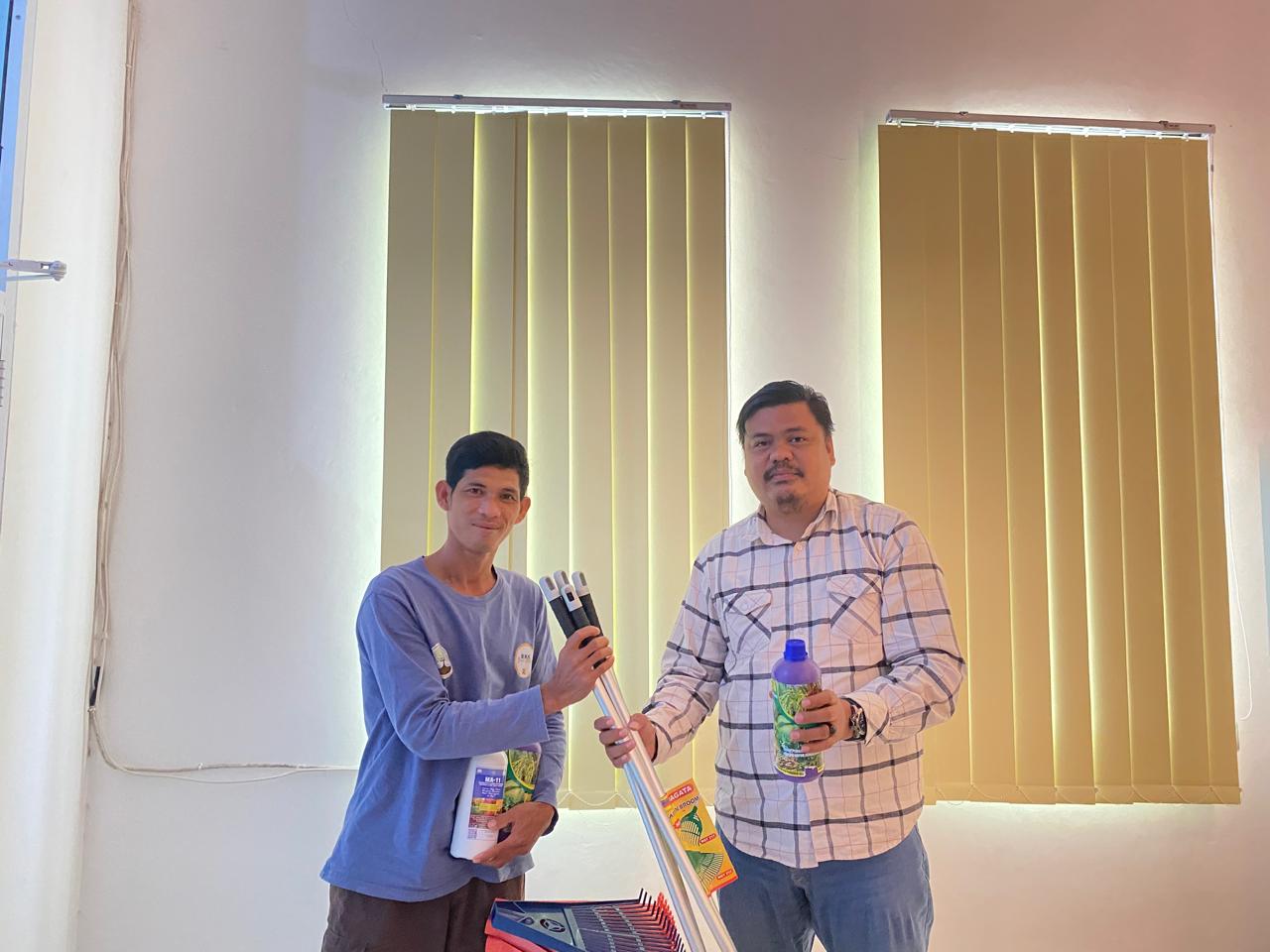 Ingin Kurangi Emisi Gas Kaca, Pengurus Danau Pading Dapat Alat Kebersihan dan Pupuk Organik