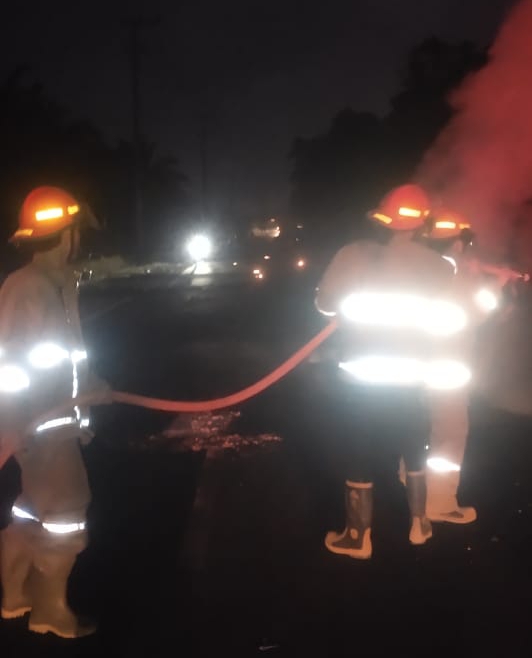 Dump Truk Bawa BBM Pertalite Terbakar, Supir Kabur