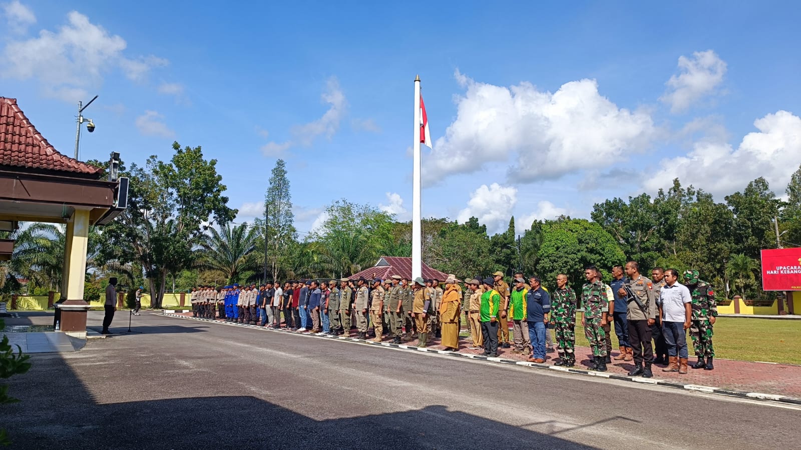 Satpol PP Hingga Polisi Ramai-ramai Pasang Plang Himbauan di Merbuk