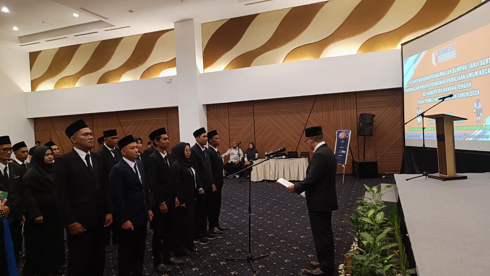 Bawaslu Bateng Lantik 18 Panwascam