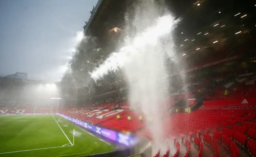 Duh Atap Stadion Bocor Mirip Air Terjun saat Duel Manchester United Vs Arsenal