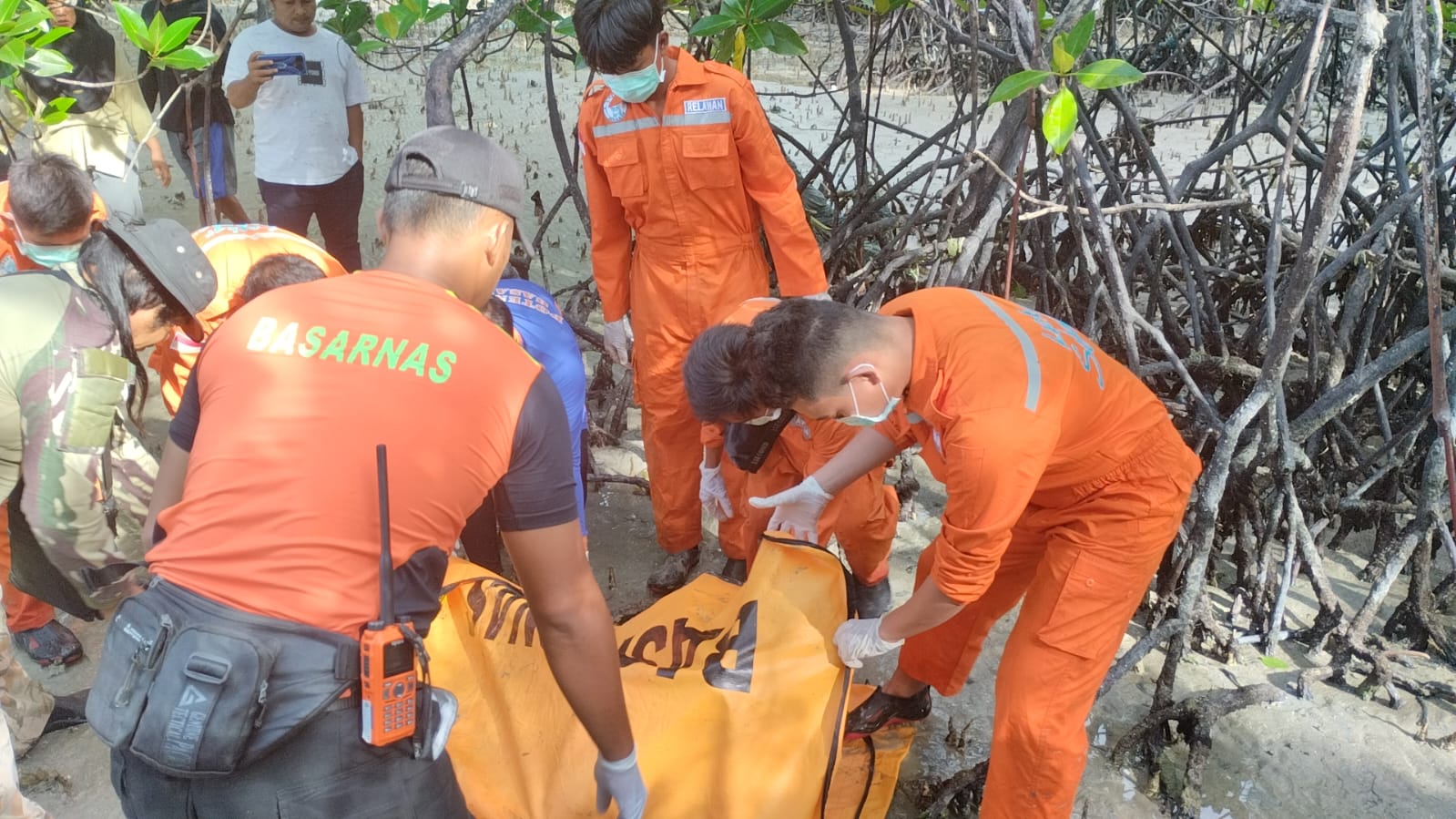 Hilang Semalaman, Pencari Udang Ditemukan Tersangkut di Bakau Pantai Sampur