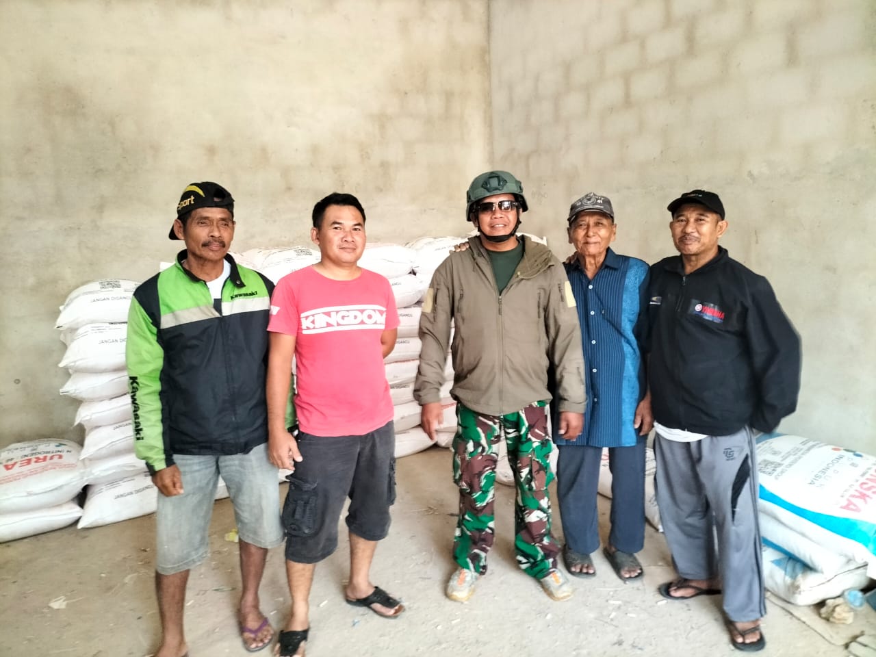 Penyaluran Pupuk Subsidi di Desa Rias Diawasi TNI