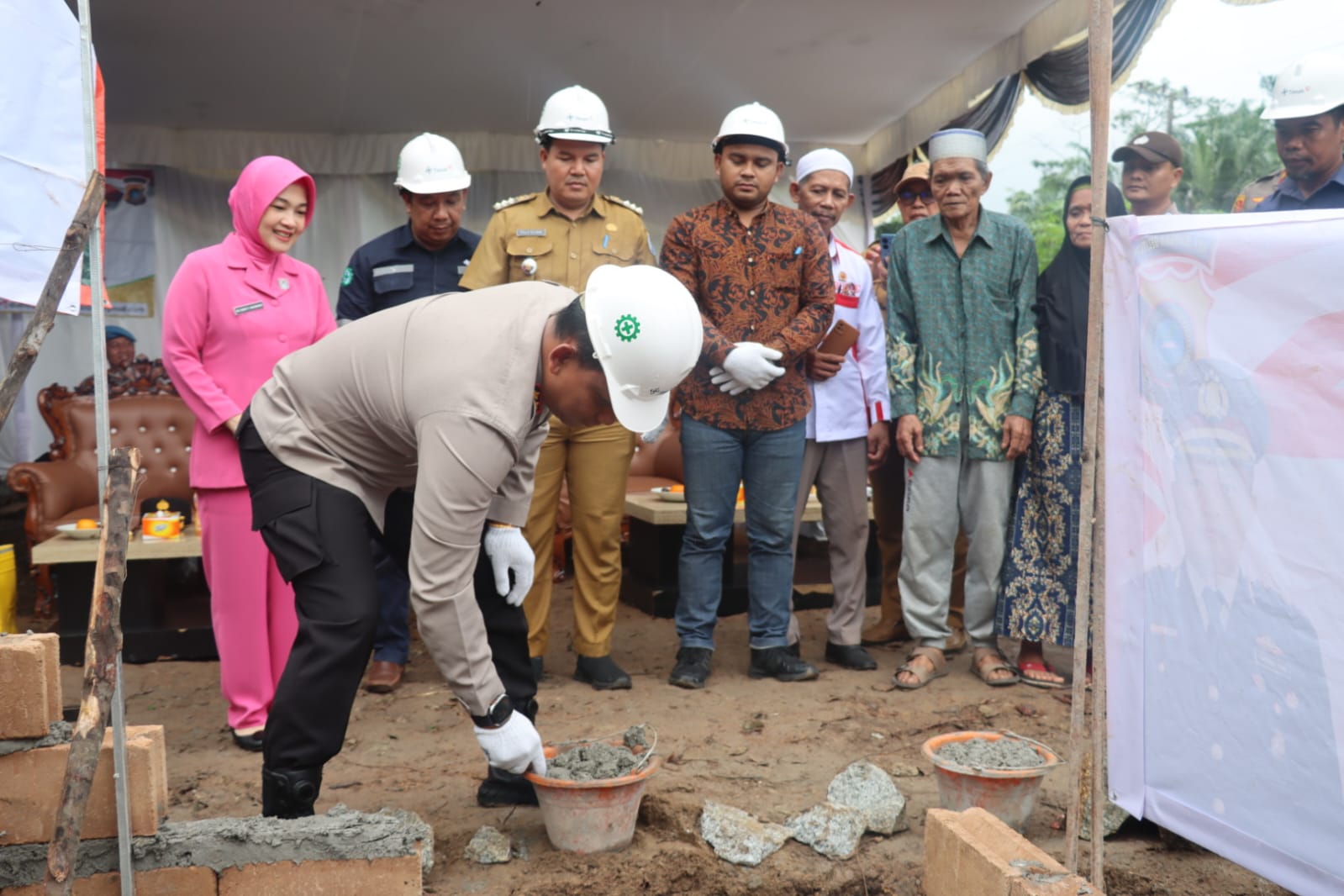 Polres Bangka Selatan Bangun Rumah Hamzah