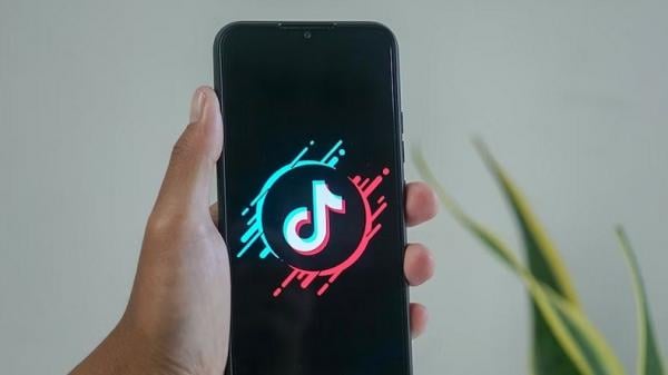 6 Cara Buat Filter Bunga Nama Jadi Wallpaper HP, Kreatif Visual Kekinian di TikTok