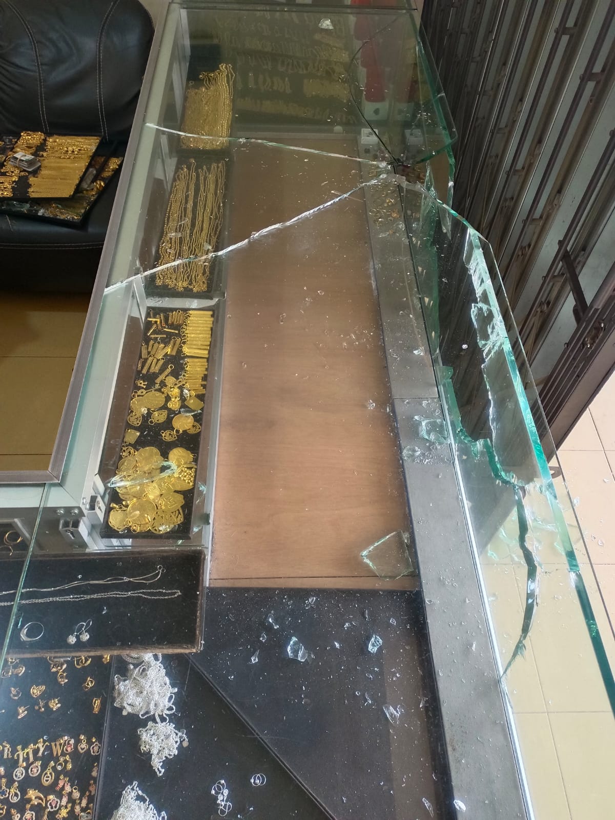 Todongkan Senjata Api, Dua Perampok Berhelm Ambil Emas Belasan Juta