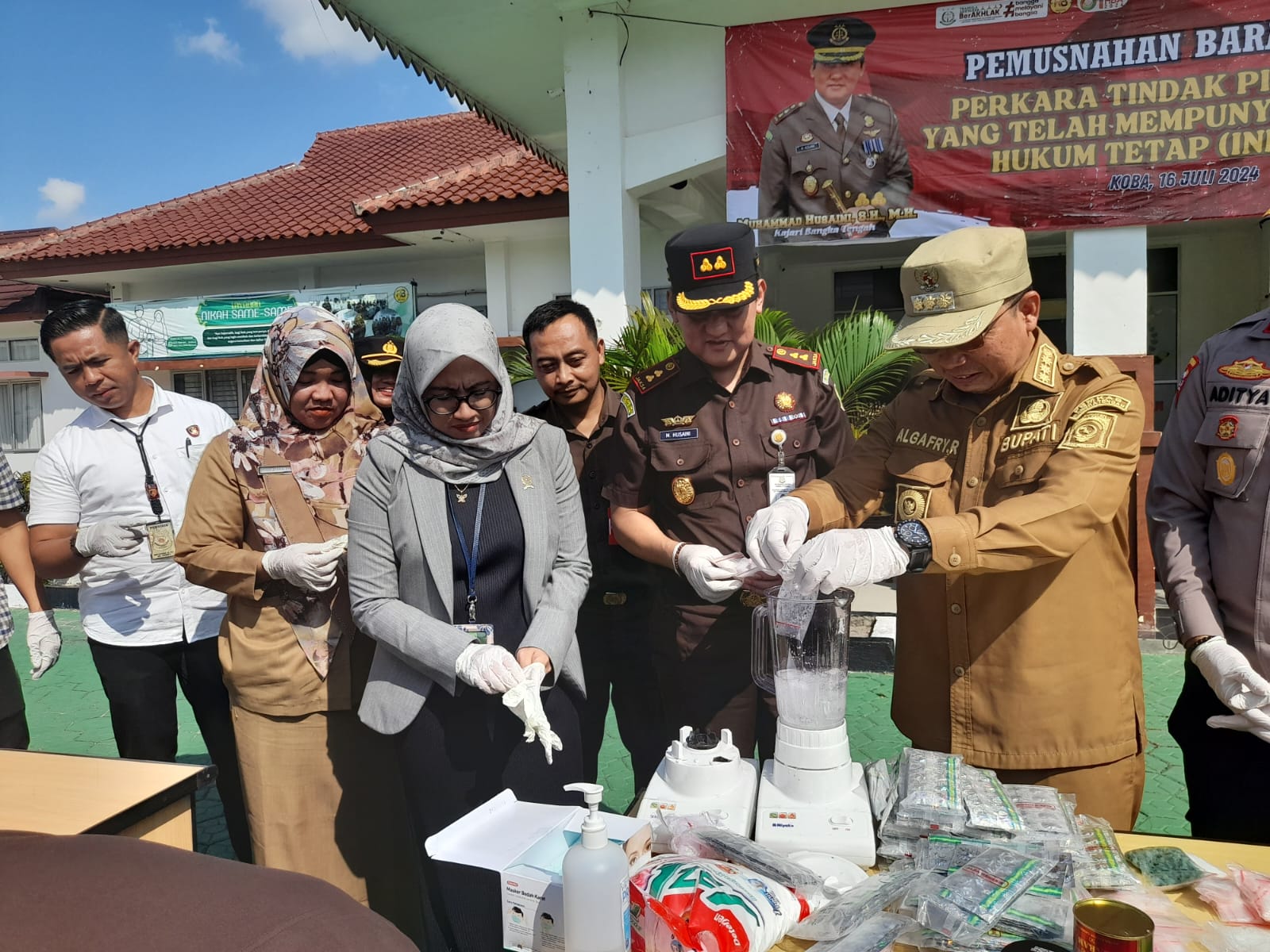 Ribuan Ekstasi dan Sabu Diblender Kejari Bateng
