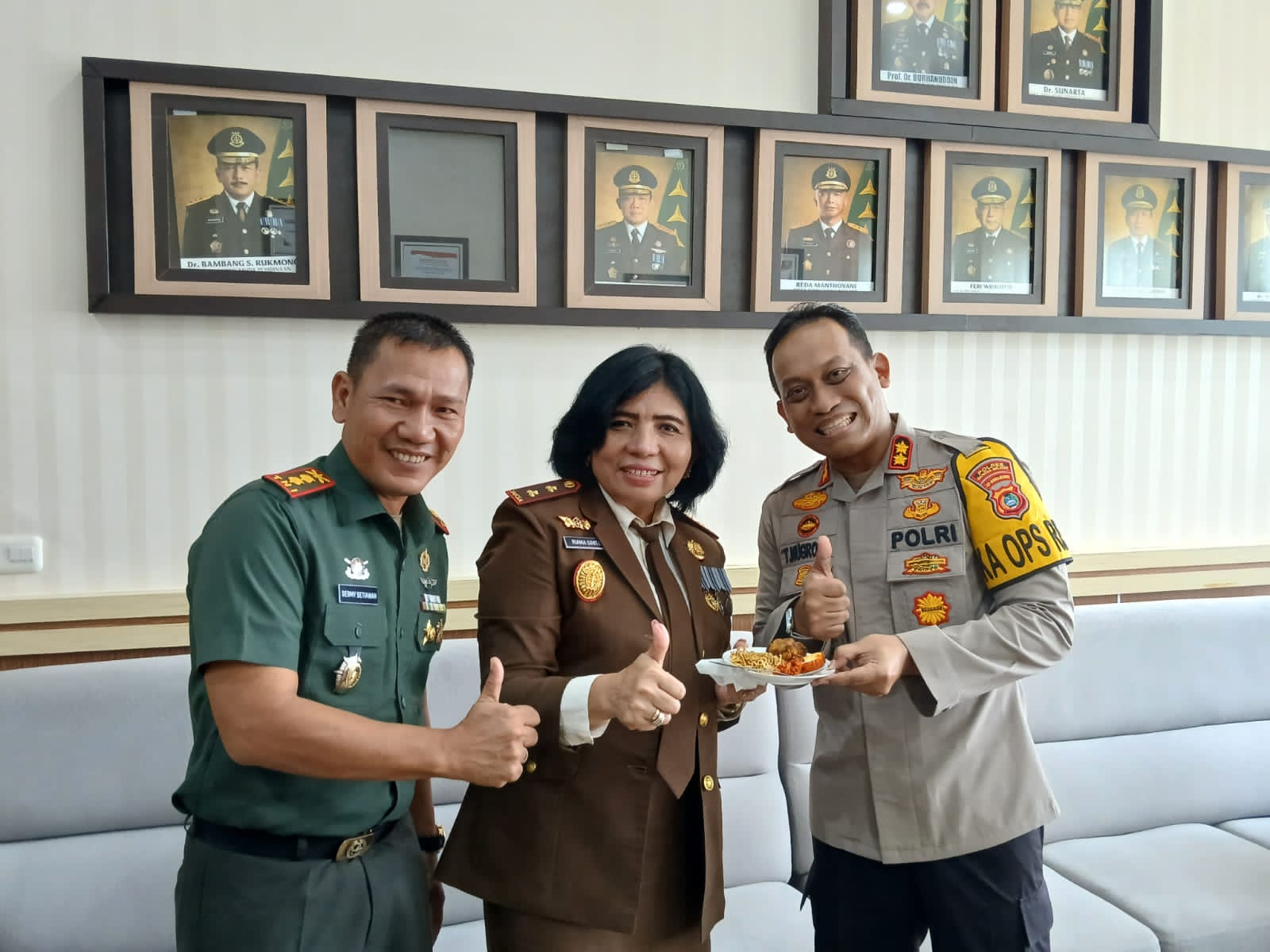 Didampingi Dandim 0432, Kapolres Bawakan Nasi Tumpeng ke Kejari Bangka Selatan