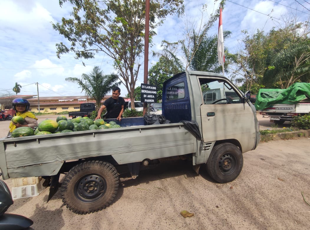 Sudah Dilarang, Pedagang Tetap Berdagang di Area Parkir Bus