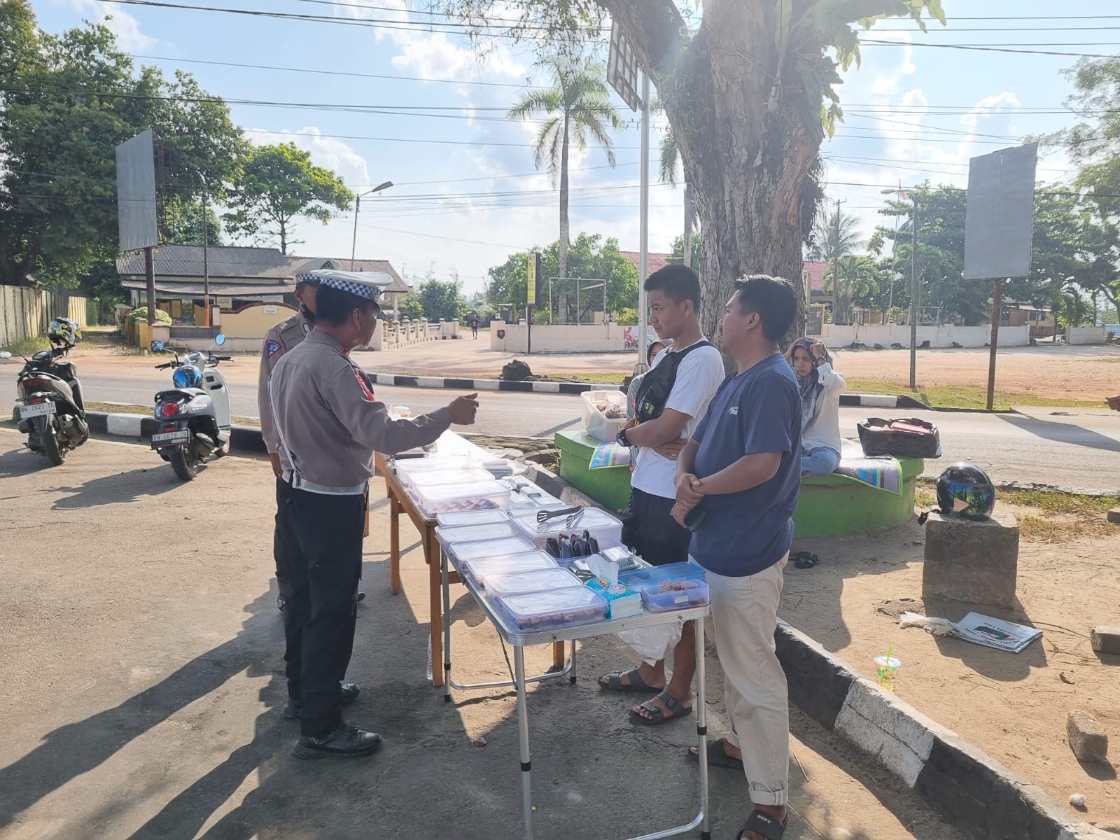 Pedagang di Bundaran Tugu Ikan Diangkat Satlantas Polres Bangka Tengah