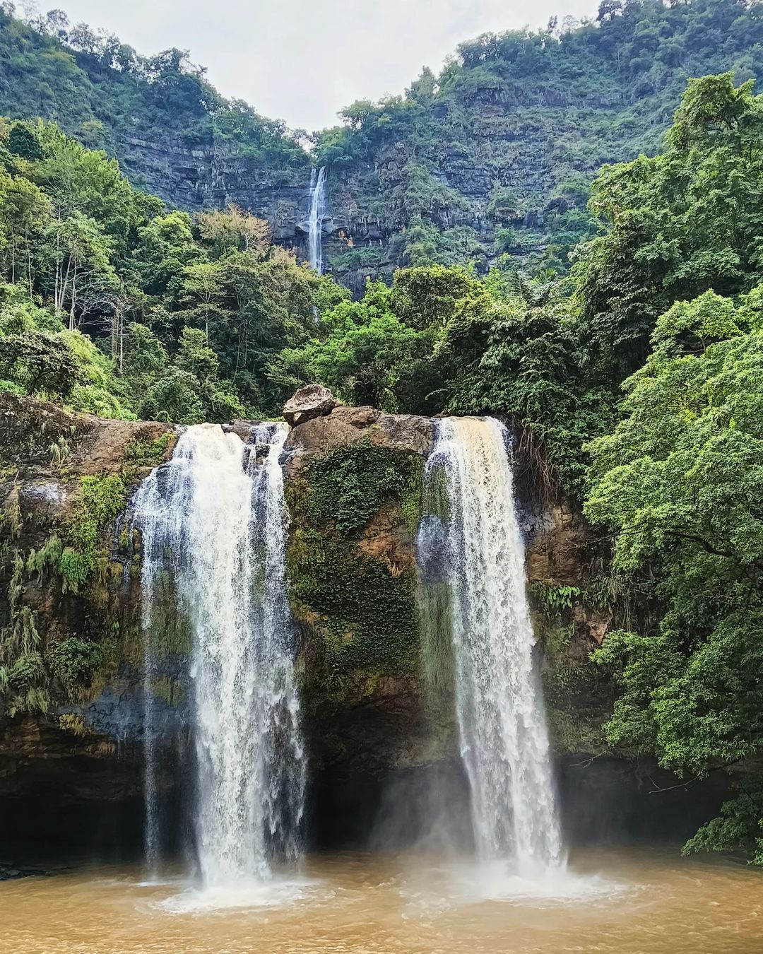 Pesona Keindahan Curug Sodong, Air Terjun Kembar di Geopark Ciletuh Sukabumi Jawa Barat