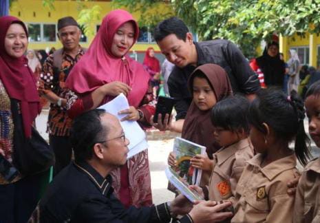 Ratusan Siswa di Kecamatan Sungaiselan dapat Peralatan Sekolah
