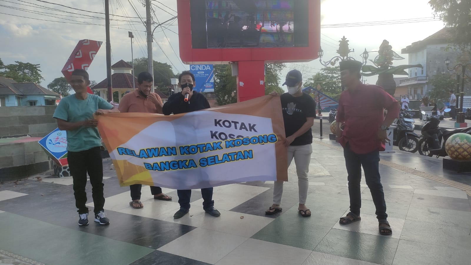 Sekelompok Orang Ajak Masyarakat Pilih Kotak Kosong