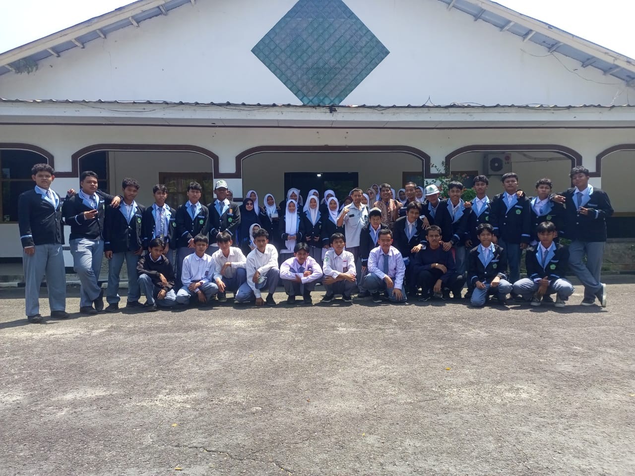 Siswa Madrasah Aliyah Swasta Bina Insan Cendikia Belajar Pengelolaan dan Peleburan Timah