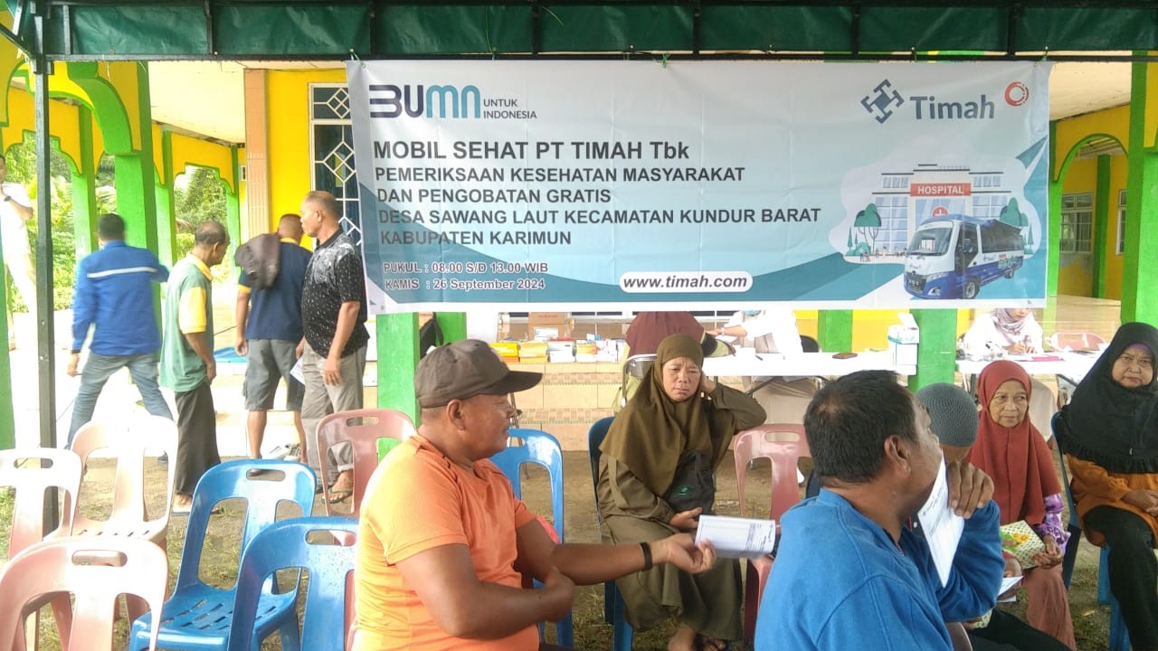 Meski Diguyur Hujan, Puluhan Masyarakat Desa Sawang Laut Tetap Datangi Mobil Sehat PT Timah