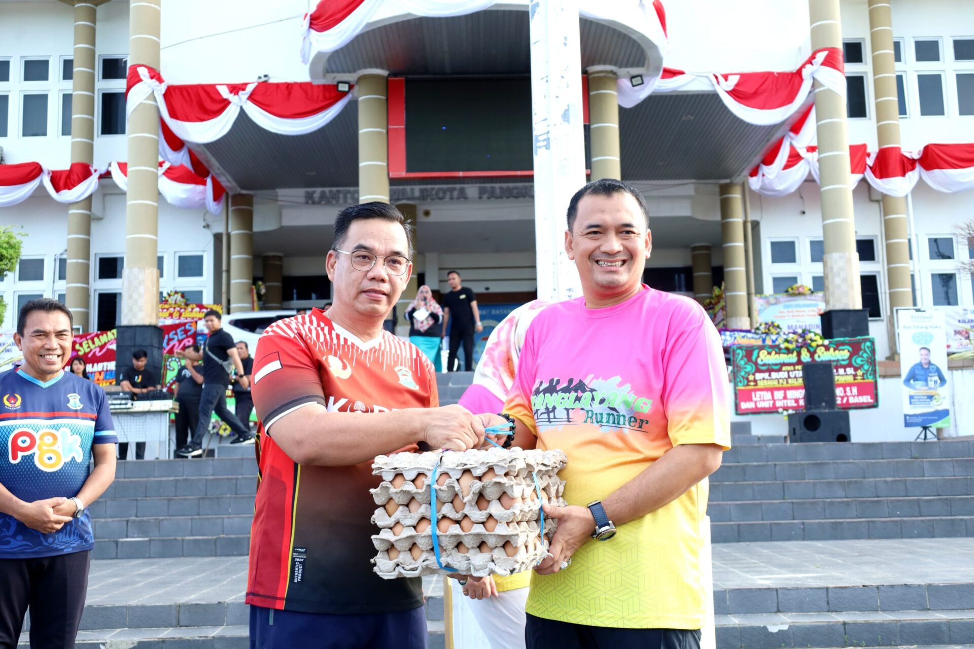 Hari Kedua Jabat Pj Wako Pangkalpinang, Budi Utama Beri Telur