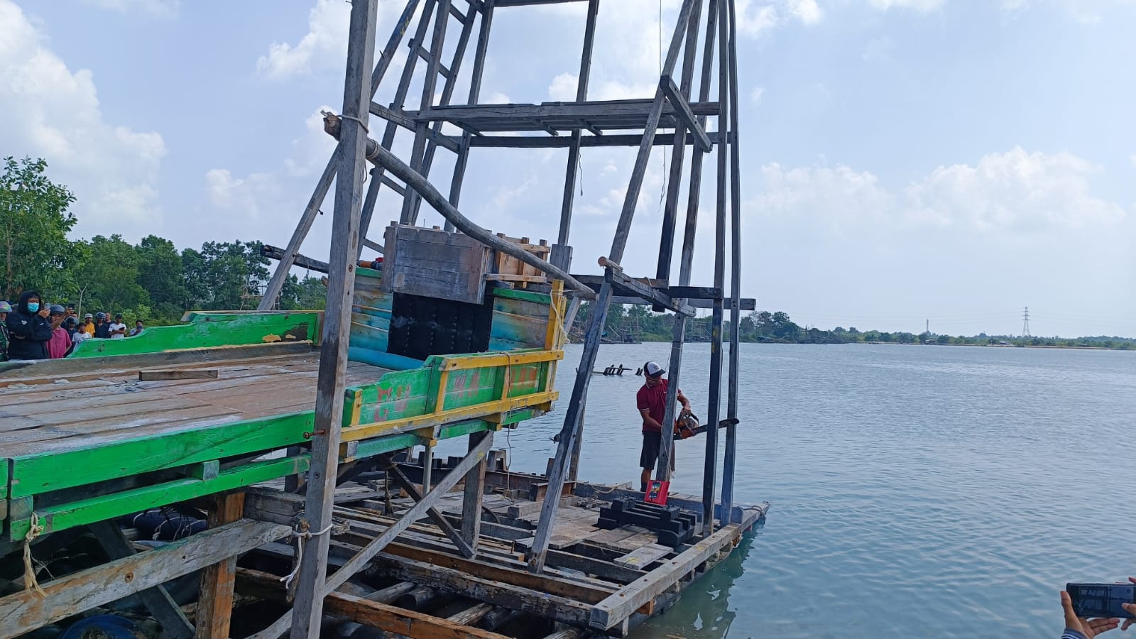 Tim Gabungan Turun, Penambang Merbuk dan Sekitarnya Dipaksa Bongkar Pontonnya