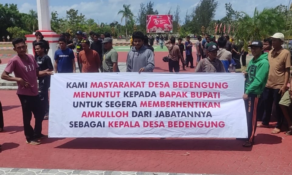 Arogan dan Diduga Korupsi, Warga Demo Minta Kades Bedengung Dipecat