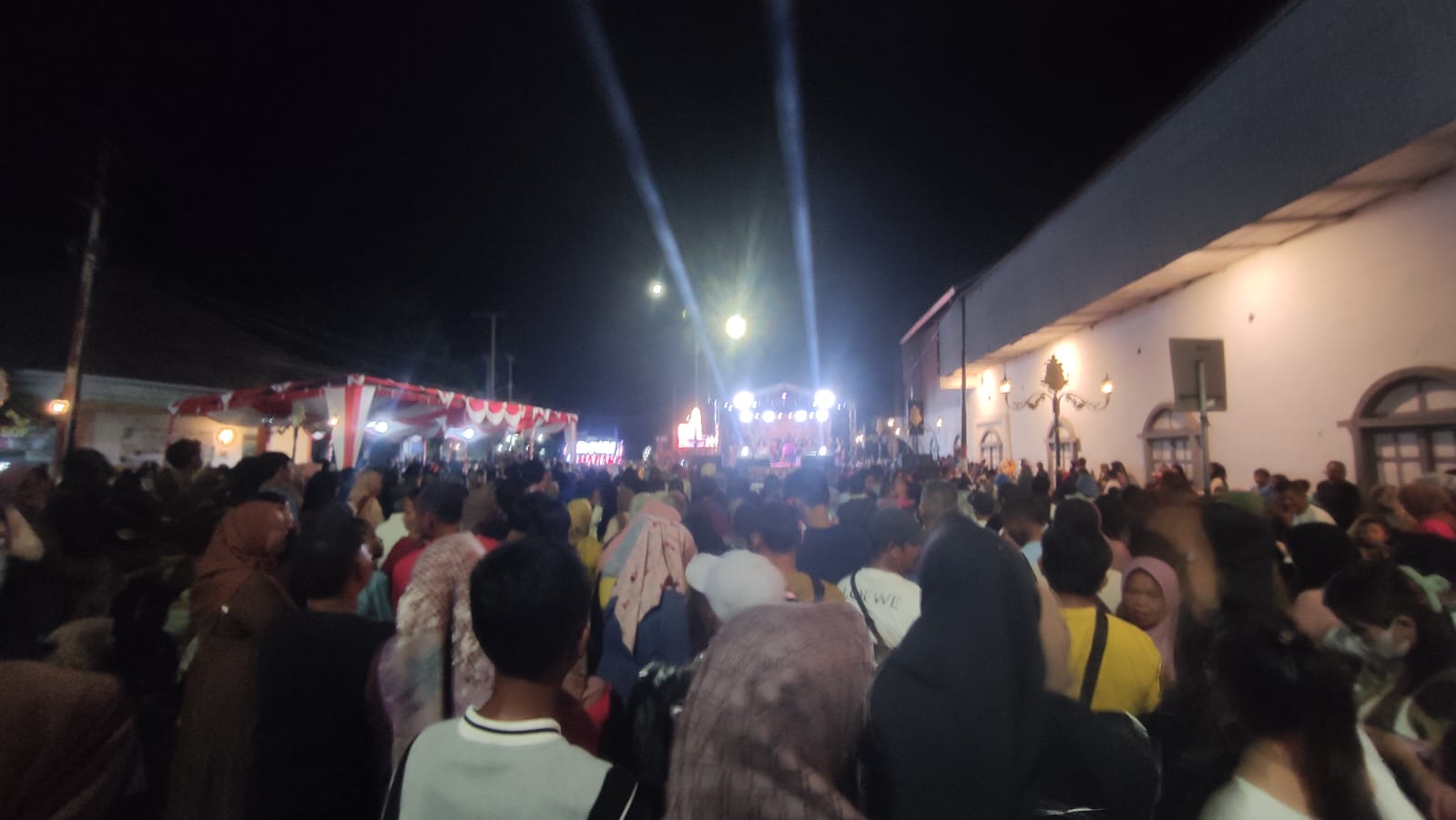 Malam Puncak HUT RI, Ribuan Masyarakat Penuhi Simpang Lima Toboali