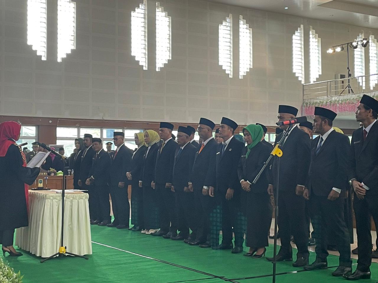 30 Anggota DPRD Bangka Tengah Dilantik, Batianus Terima Palu Sidang