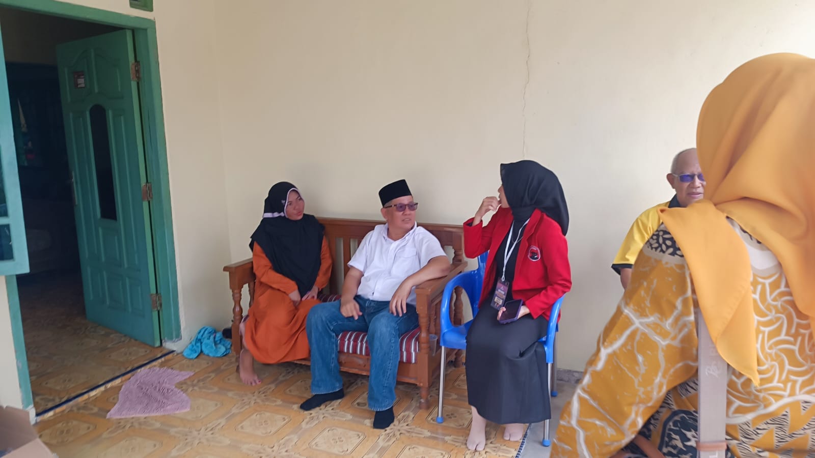 Usai Deklarasi, Efrianda Beri Bantuan ke Korban Kebakaran