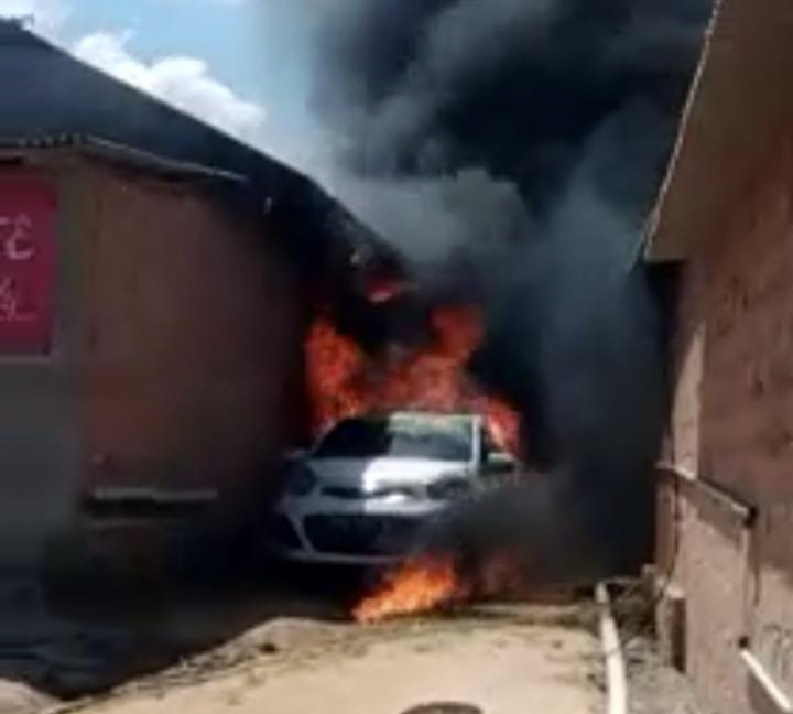 Mobil Ayla Terbakar di Black Jack