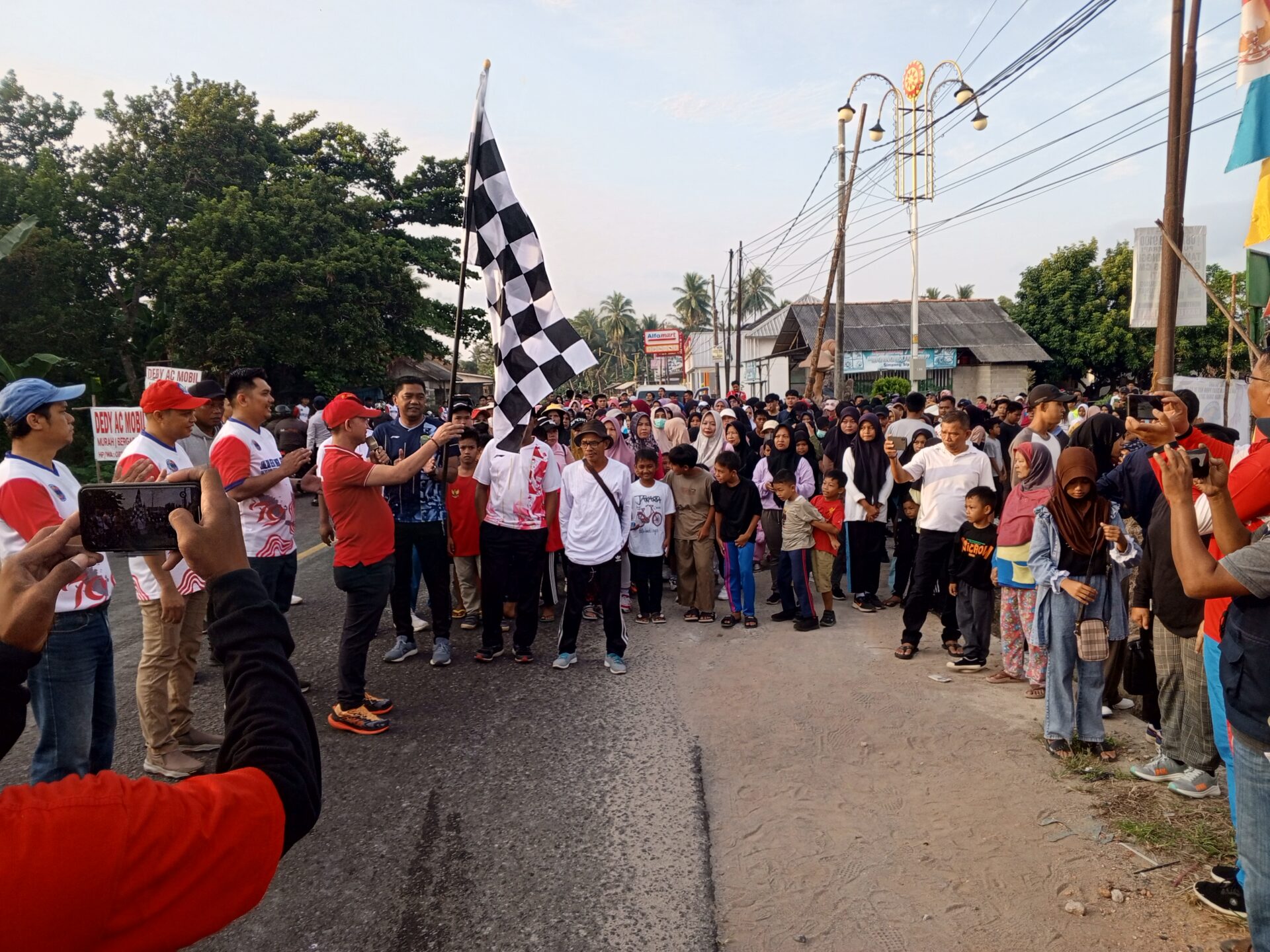 Mulkan Angkat Bendera Start Peserta Jalan Santai Bergerak