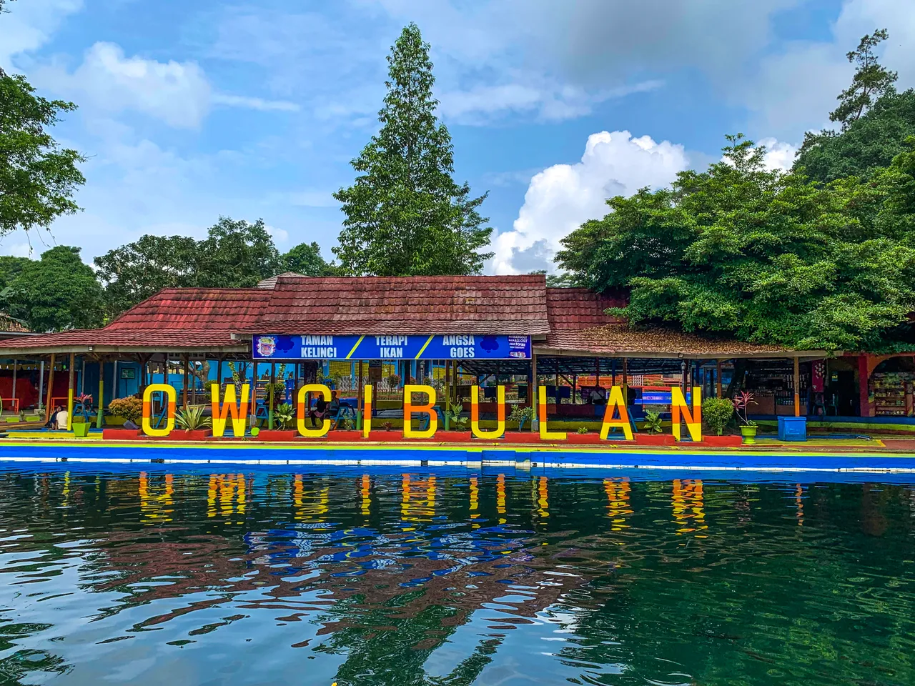 Objek Wisata Air Cibulan di Kuningan, Nikmati Kolam Air Panas dan Berenang Bersama Ikan Dewa