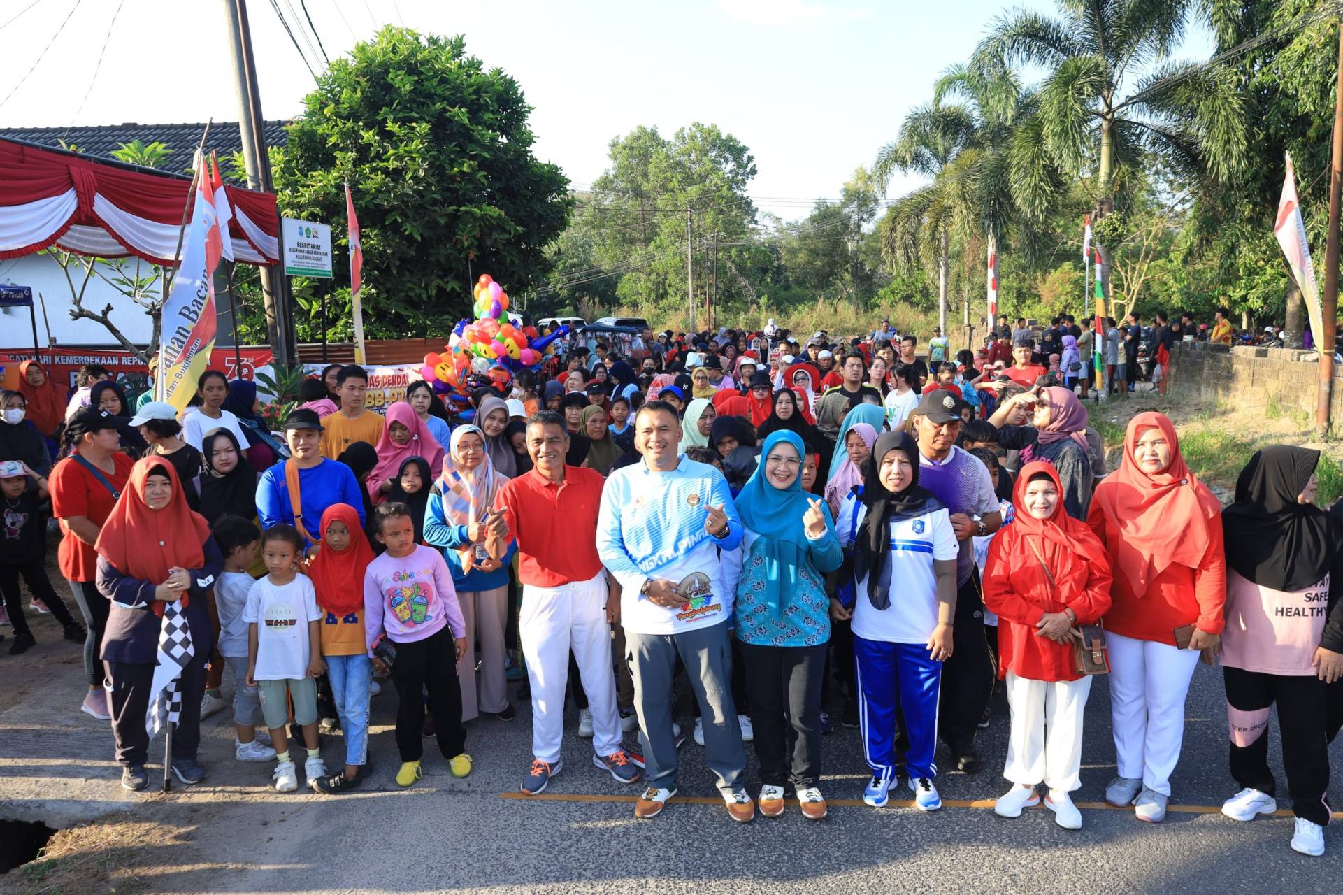Budi Utama Ikut Jalan Santai di Kelurahan Bacang