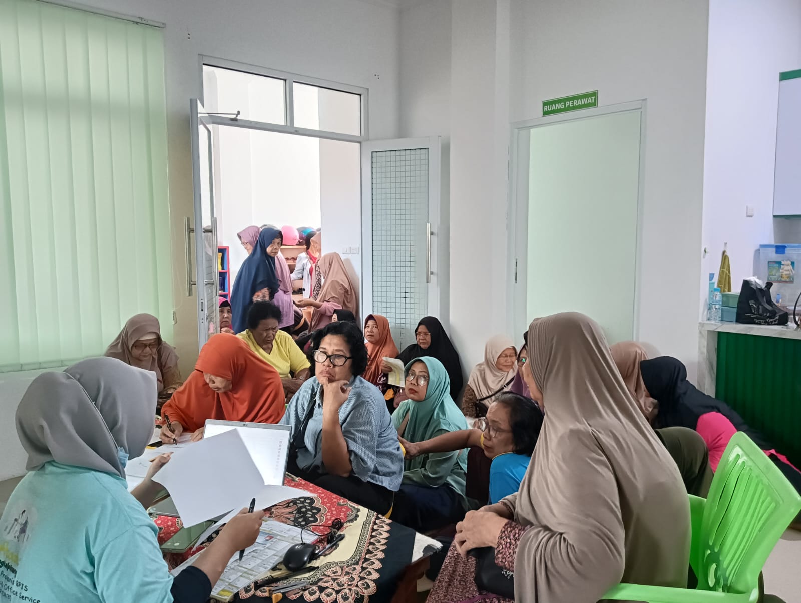 Puluhan Ibu-ibu Kelurahan Berok Ikut Deteksi Kanker Leher Rahim Gratis