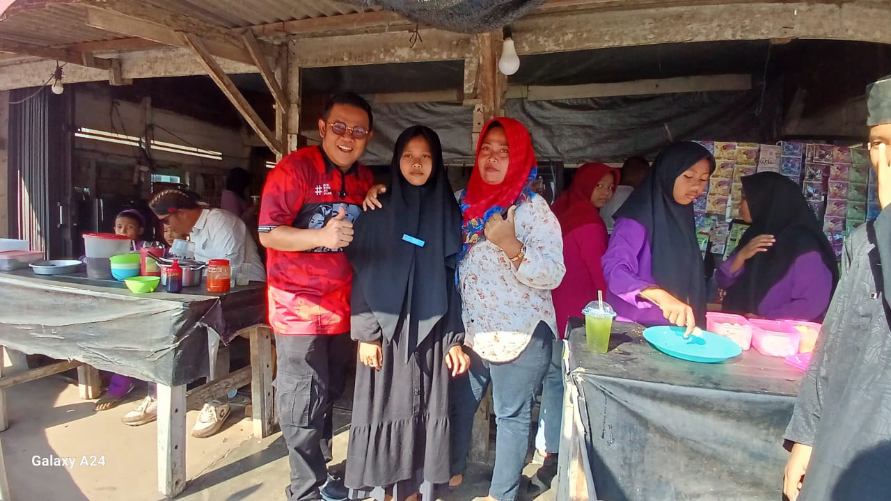 Warga Desa Serdang Ajak Riza Herdavid Foto Selfie