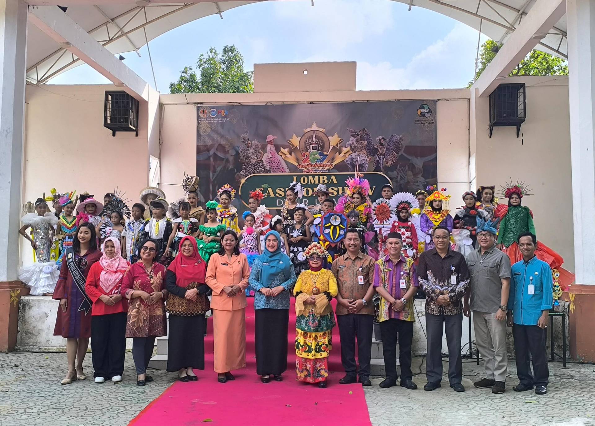 Puluhan Siswa Unjuk Gigi di Fashion Show Daur Ulang