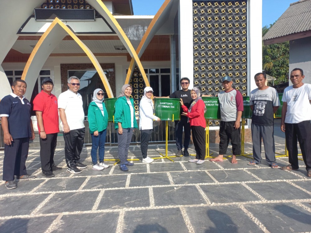 PT Timah Serah Puluhan Tong Sampah Untuk Masyarakat Teluk Rubiah