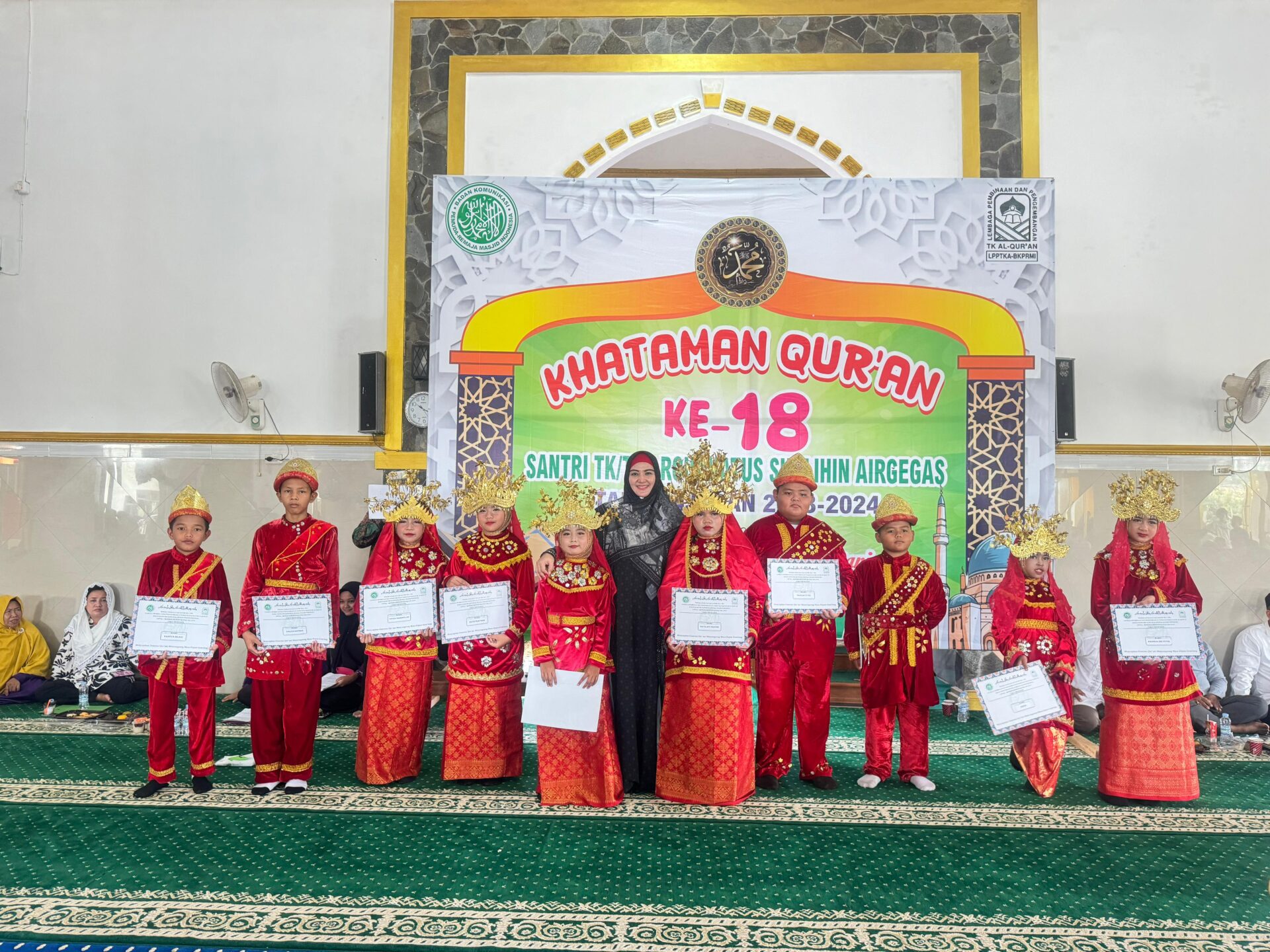 Kehadiran Debby Menjadi Penyemangat Siswa Khataman Al-Quran TK/TPA Roudhatus Sholihin