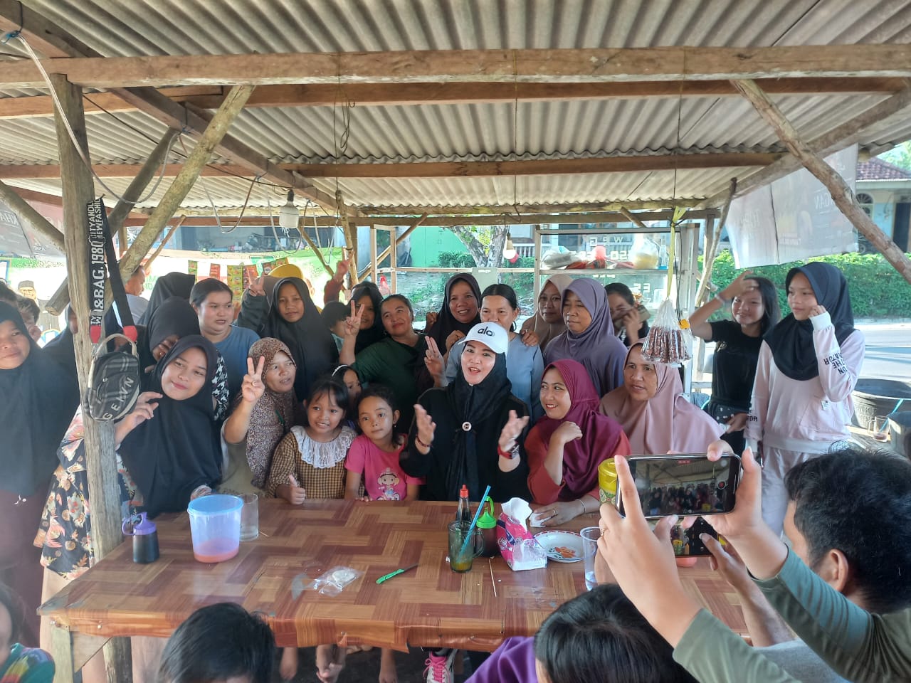 Didatangi Debby, Bakso Cik Malot Diserbu Emak-emak