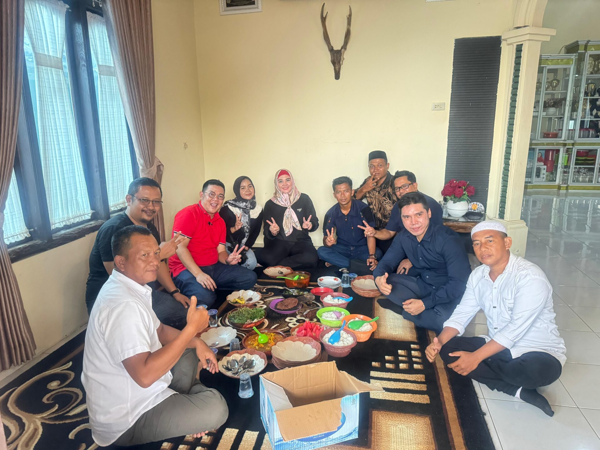 Hadir di Sidoharjo, Riza-Debby Diajak Swafoto