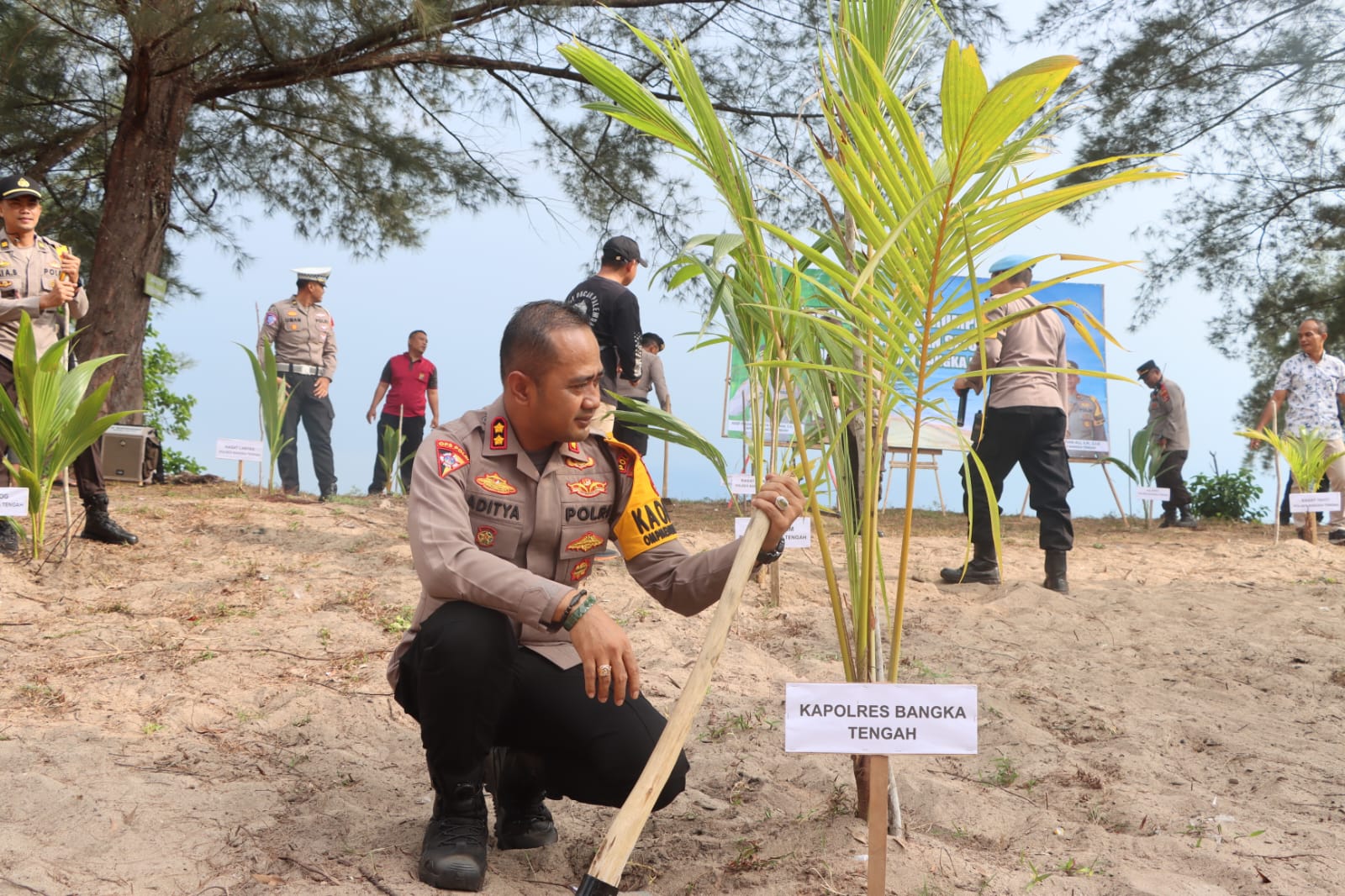 Kapolres Bangka Tengah Turut Tanam Pohon di Pantai Sinar Laut