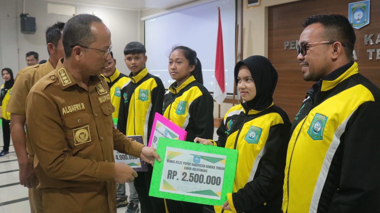 Algafry Serahkan Rp 500 Juta untuk Juara POPDA XII