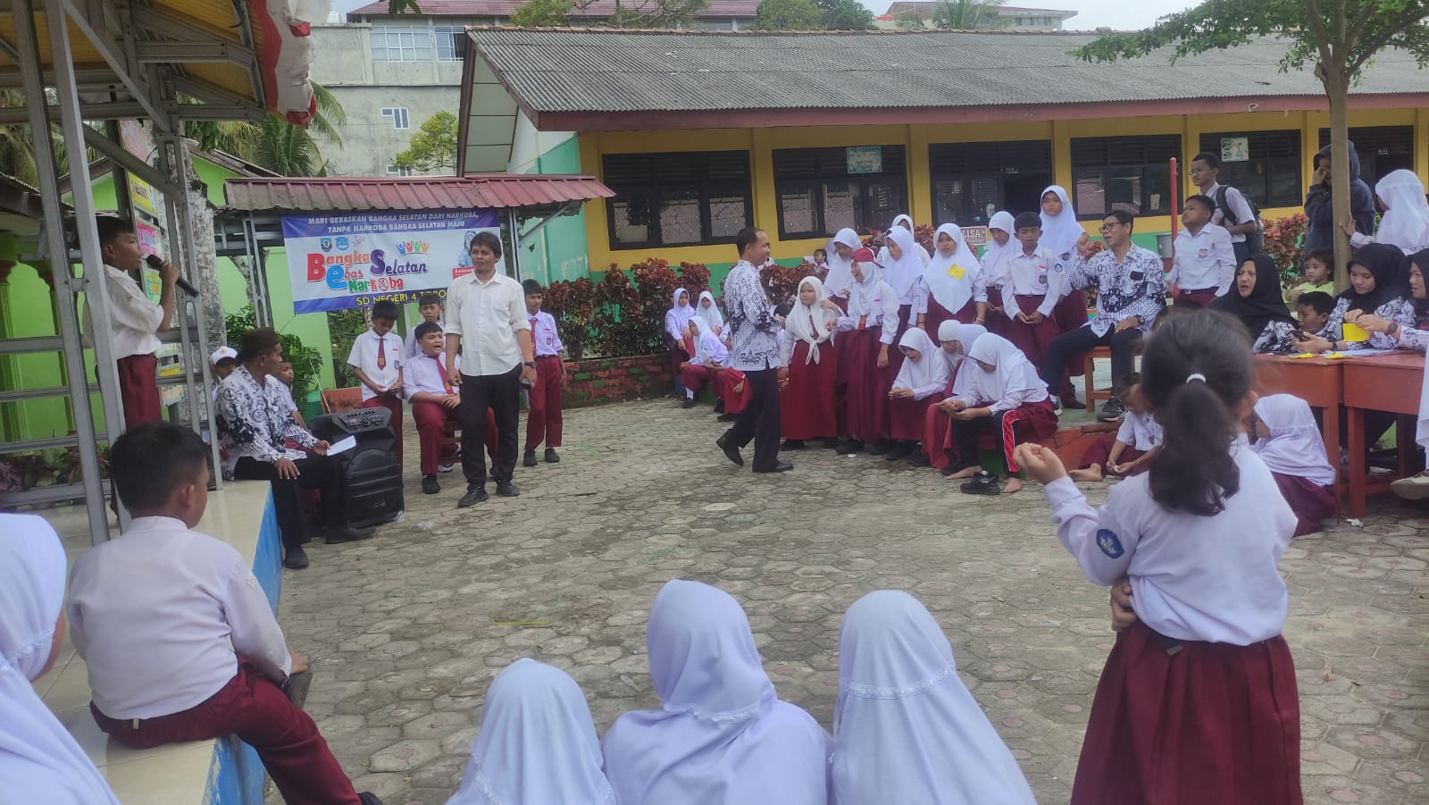 Hari Guru, SDN 04 Toboali Gelar Lomba Nyanyi dan Puisi
