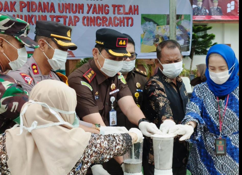 5 Paket Ganja dan 408 Sabu Dimusnahkan Kejari Bangka Tengah