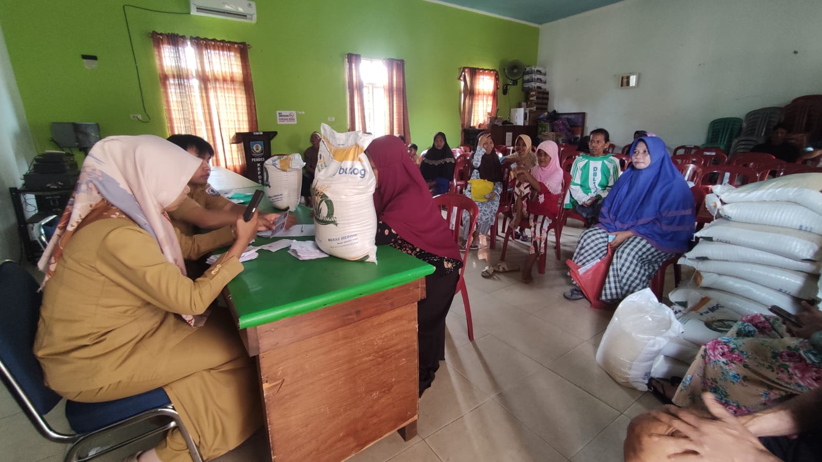 105 Warga Kurang Mampu di Desa Keposang Dapat Beras Gratis