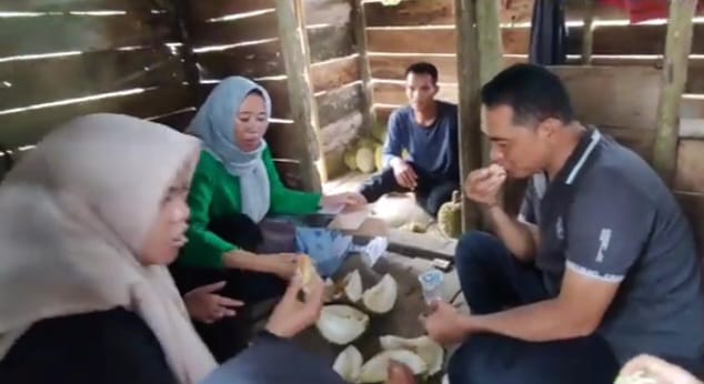 Anggota Dewan ini Kepincut Durian Bujang