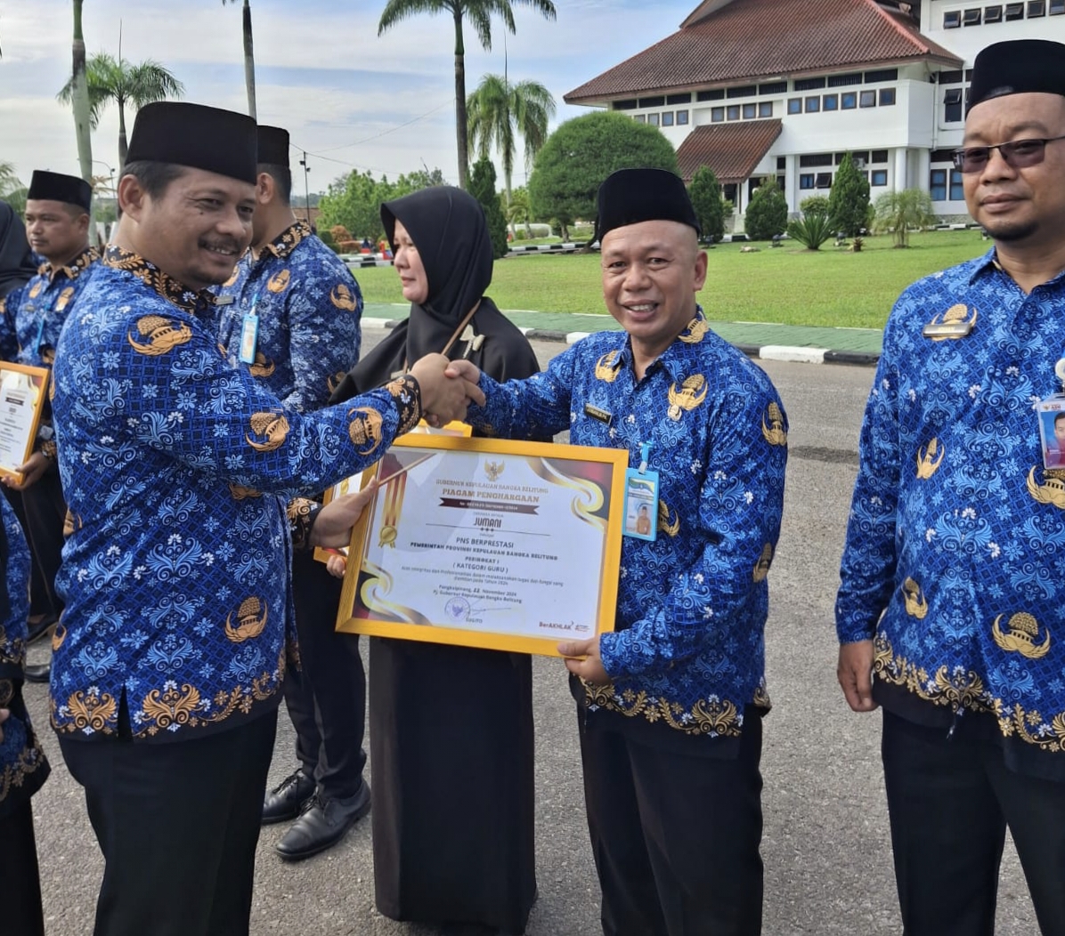 Kepala SMA N 1 Namang PNS Berprestasi