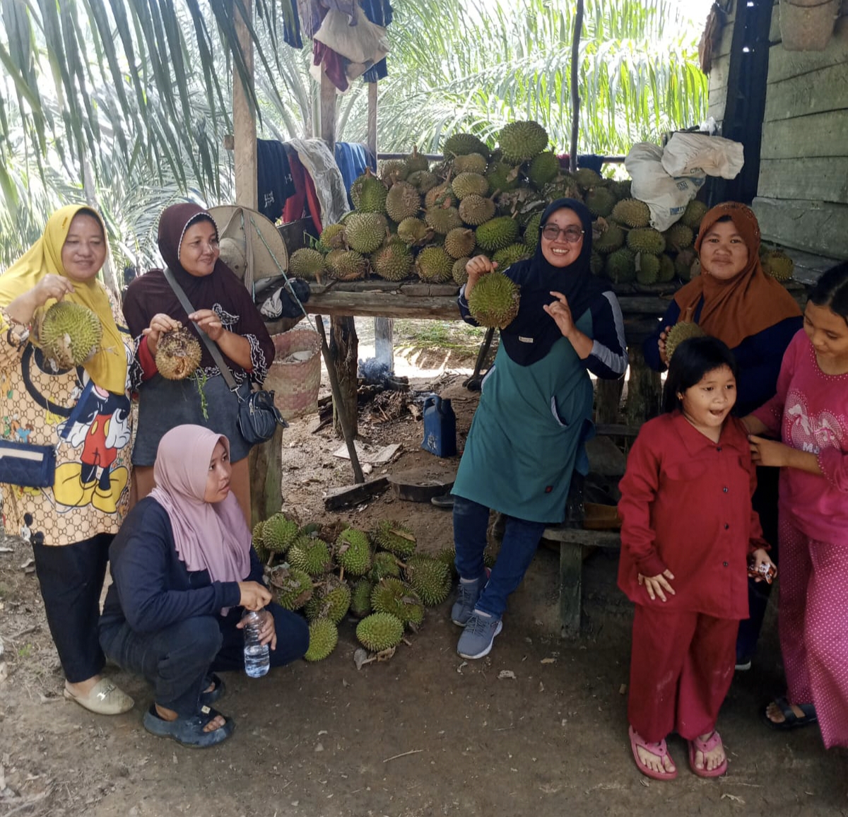 Hasan dapat Berkah Akhir Tahun Lewat Kebun Duriannya