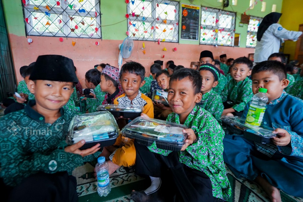 PT Timah Gelar Program Makan Bergizi Serentak di Lima Sekolah