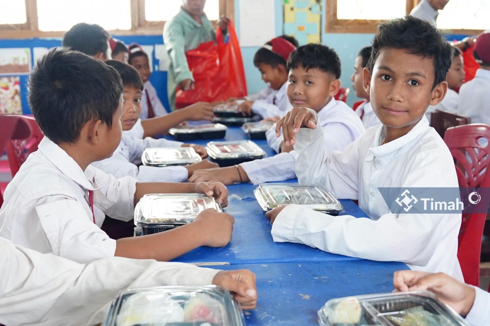 PT Timah dan HNSI Bangka Berikan Makan Bergizi di SDN 04 Puding Besar