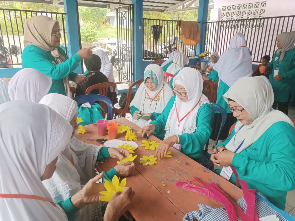 Sekolah Lansia Berdaya dapat Seragam Baru