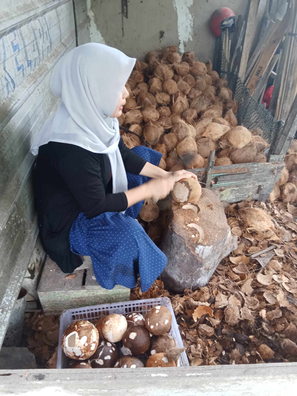 Usaha Pakaiannya Drop Karena Covid-19, Kini Usaha Peras Kelapa Nuriah Maju Pesat