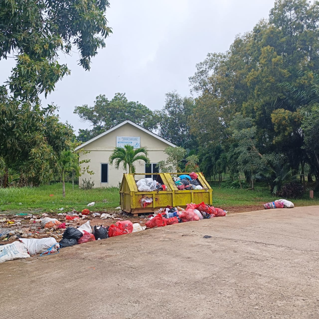 Akibat Dibakar Masyarakat, Empat Kontainer Sampah di Koba Rusak