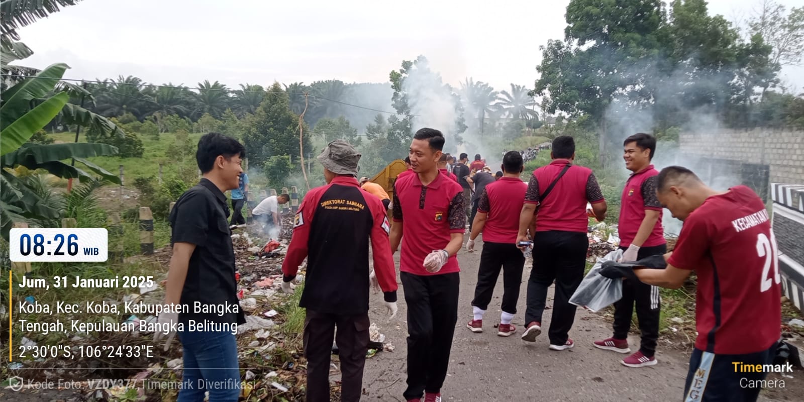 Polsek dan Kecamatan Koba Gotong Royong Bersihkan Jalan Air Cawyan